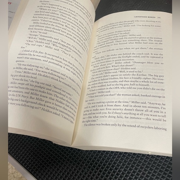 Leviathan Wakes Paperback by James S.A. Corey , The Expanse - Picture 6 of 6